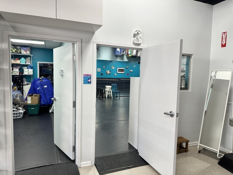 More Photos Of 920 Woodstock Rd, Roswell Unknown For Lease