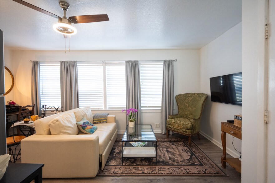 More Photos Of 530-536 S Pineapple Ave, Sarasota Storefront Retail Residential For Sale