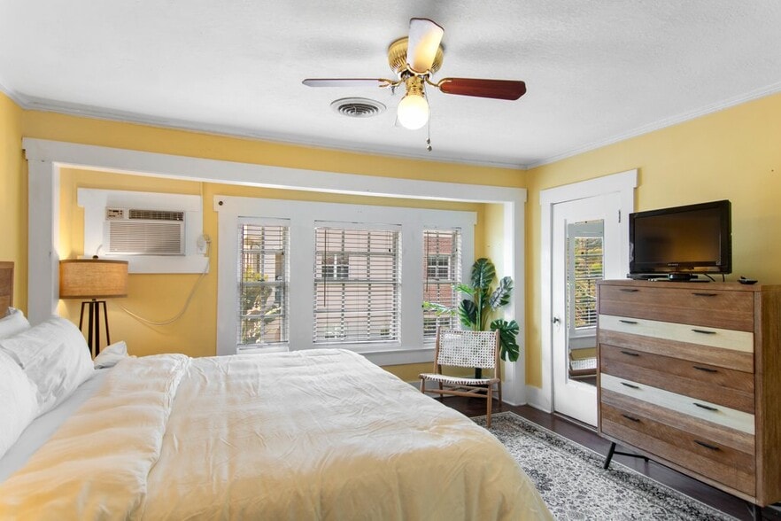 More Photos Of 532 Beach Dr NE, Saint Petersburg Hospitality For Sale