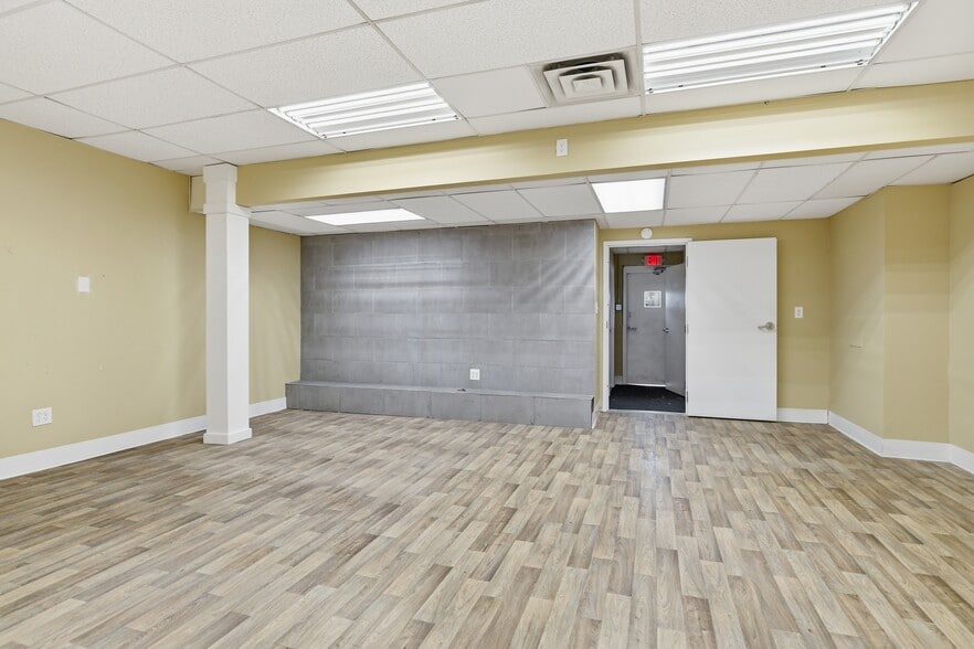 More Photos Of 751 Memorial Ave, West Springfield Showroom For Lease