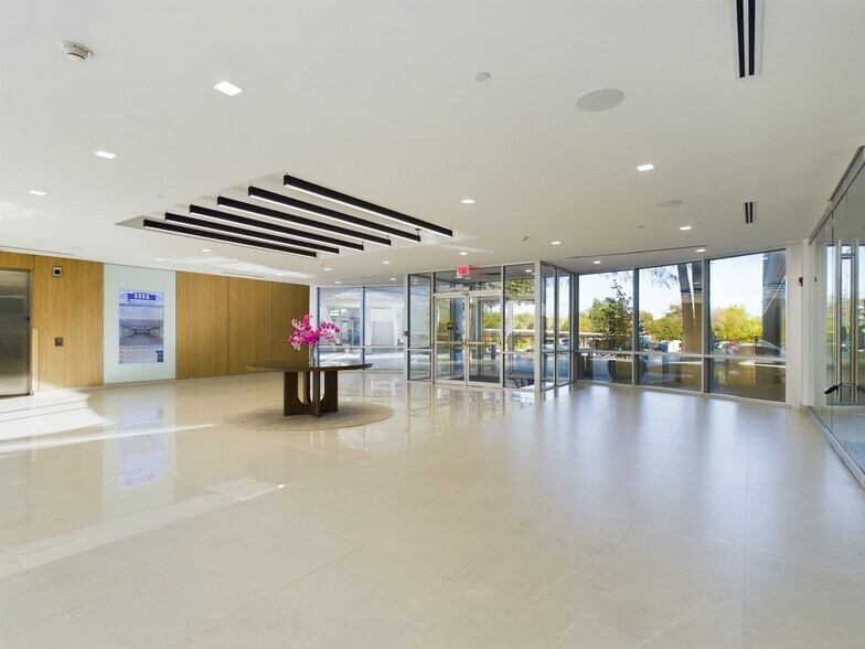 More Photos Of 1701 E Lamar Blvd, Arlington Office For Lease