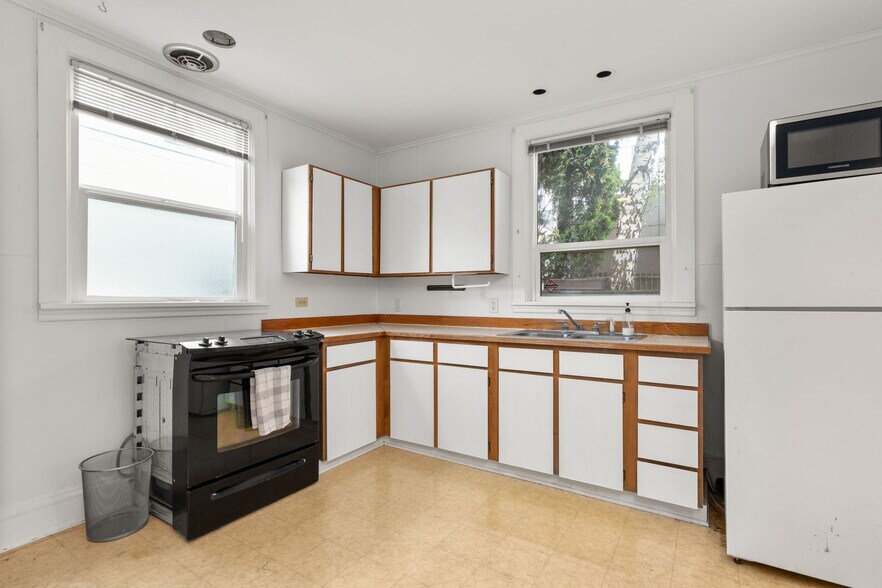More Photos Of 1516 SE 43rd Ave, Portland Medical For Sale