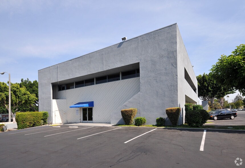 More Photos Of 560 W 1st St, Tustin Office For Lease