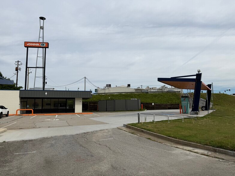 More Photos Of 5043 Frontage Rd, Forest Park Restaurant For Lease