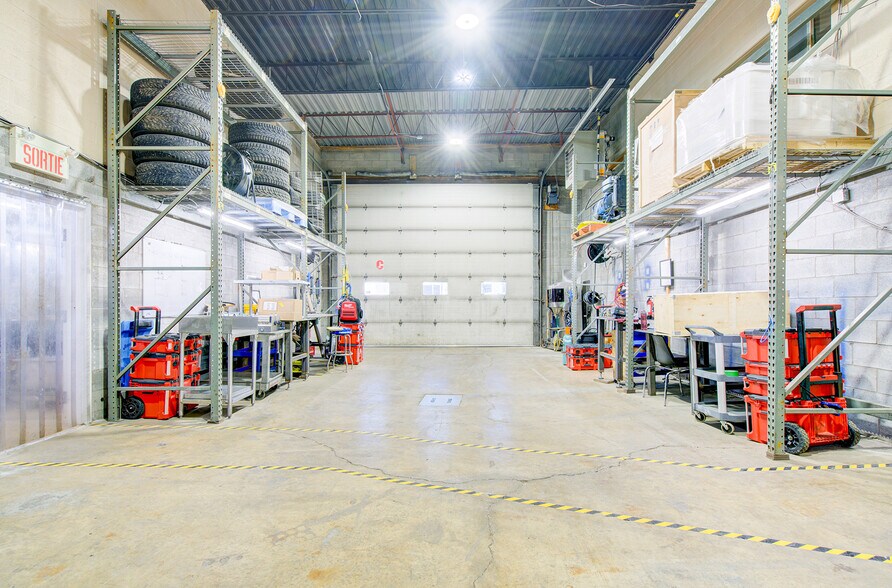 More Photos Of 10 Rue Industrielle, Delson Warehouse For Sale