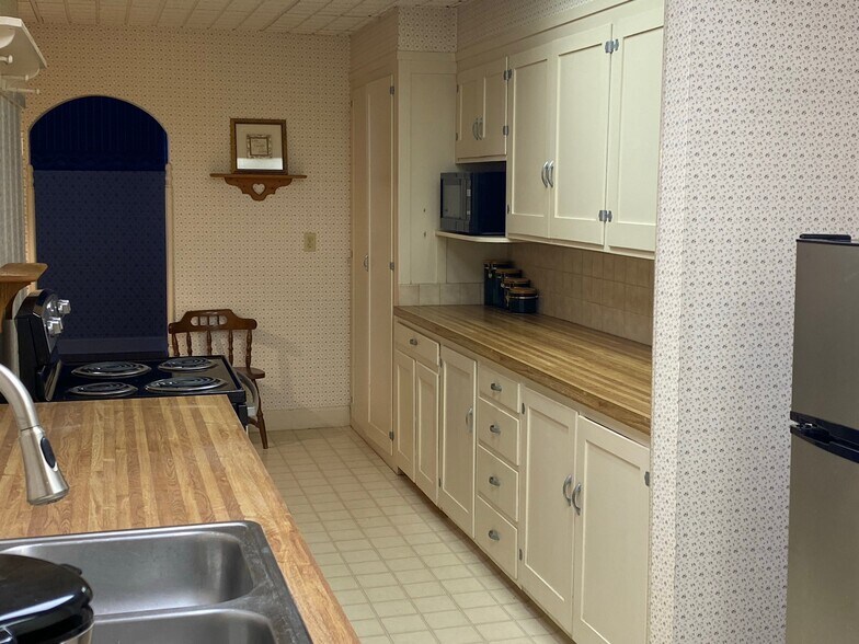 More Photos Of 102 N Fowler St, Meade Office Residential For Sale