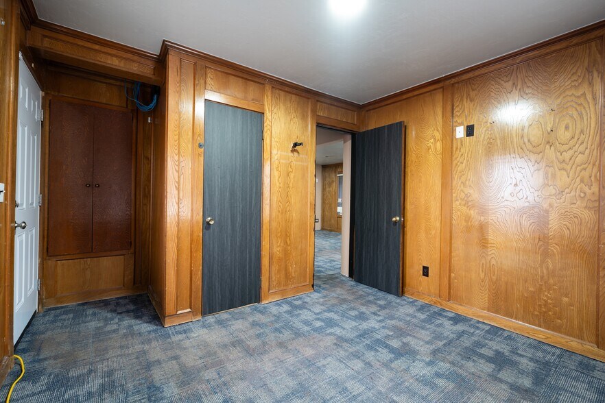 More Photos Of 3501 N Rockwell Ave, Bethany Office For Sale