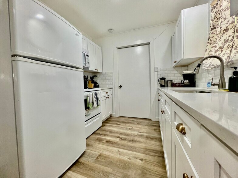 More Photos Of 902 E Highway St, Fredericksburg Specialty For Sale