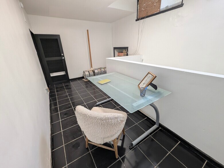 More Photos Of 1861 Whitley Ave, Los Angeles Apartments For Lease