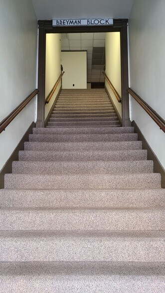 More Photos Of 174-188 NE Commercial St, Salem Storefront Retail Office For Lease