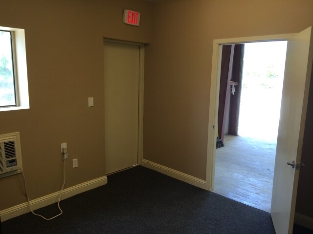 More Photos Of 8561 Rayson Rd, Houston Warehouse For Lease