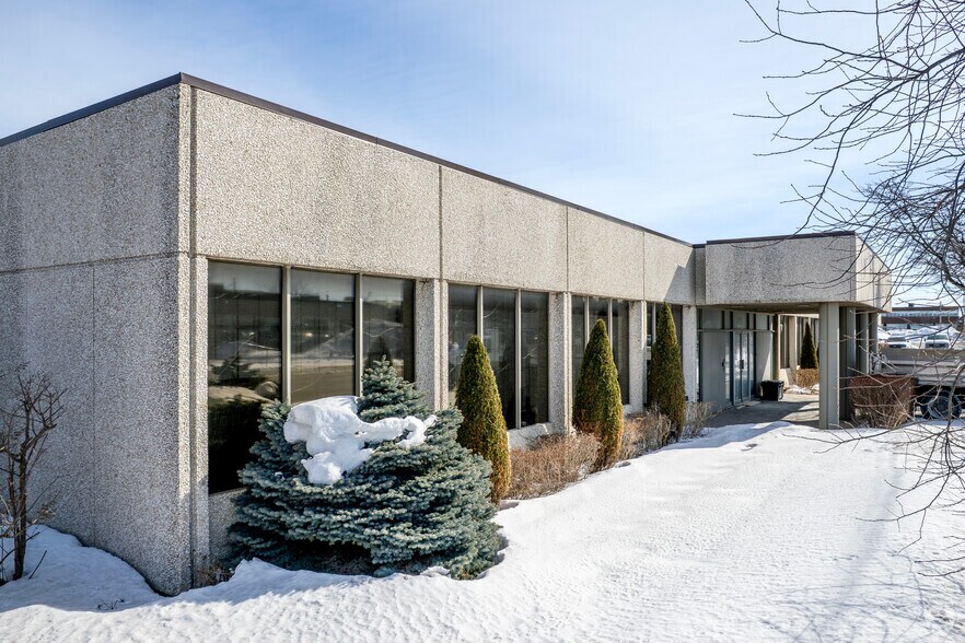 More Photos Of 5660 Av Royalmount, Mont-Royal Warehouse For Lease
