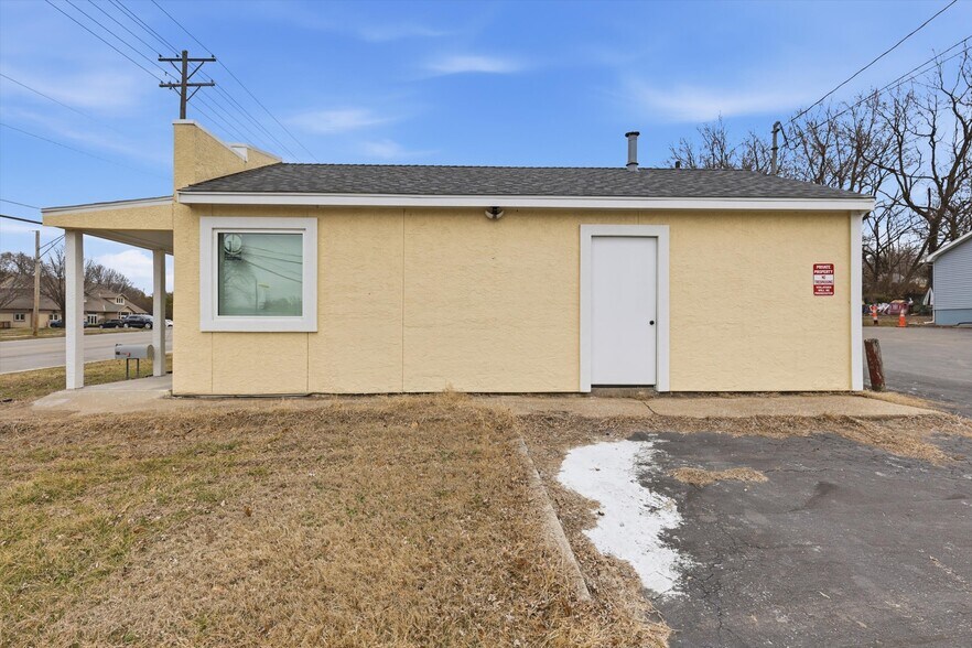 More Photos Of 625 W 23rd St, Independence Storefront Retail Office For Sale