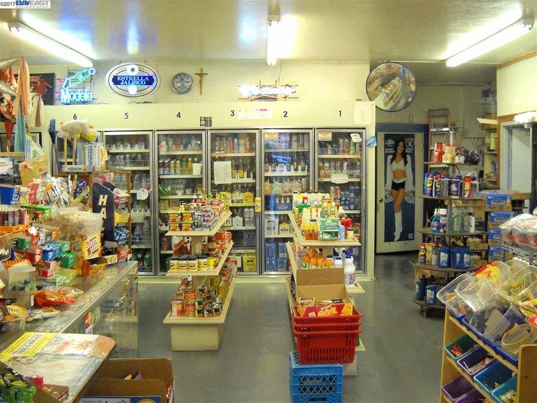 More Photos Of 2701 E 9th St, Oakland Convenience Store For Sale