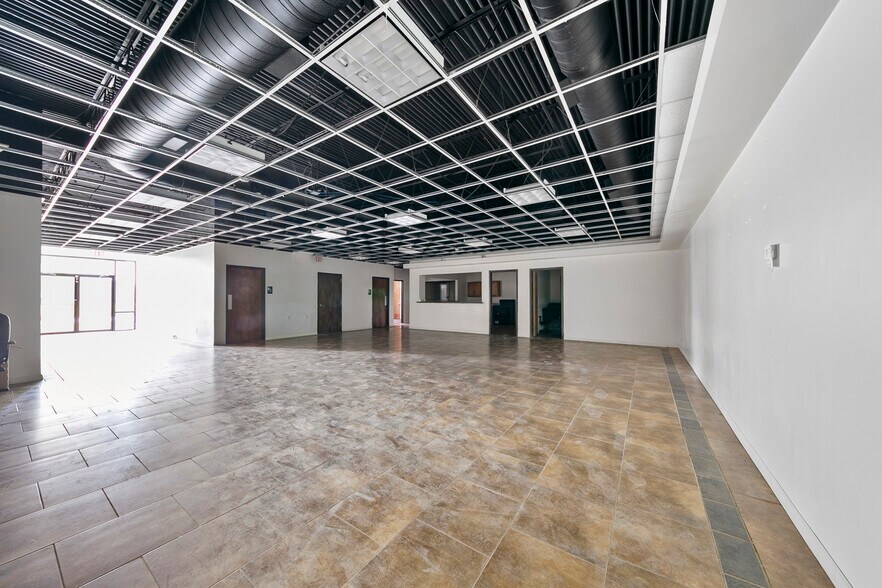 More Photos Of 9809 Rowlett Rd, Houston Showroom For Lease