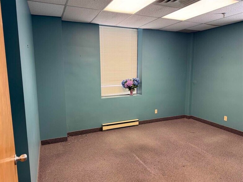 More Photos Of 369 Queen St E, Sault Ste. Marie Office For Lease