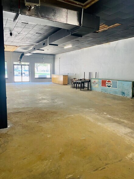 More Photos Of 114 W Ikard St, Henrietta Office For Sale