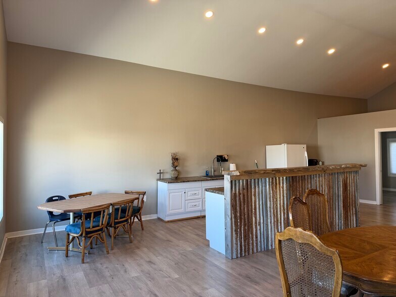 More Photos Of 105 W Vine St, Yutan General Retail For Sale