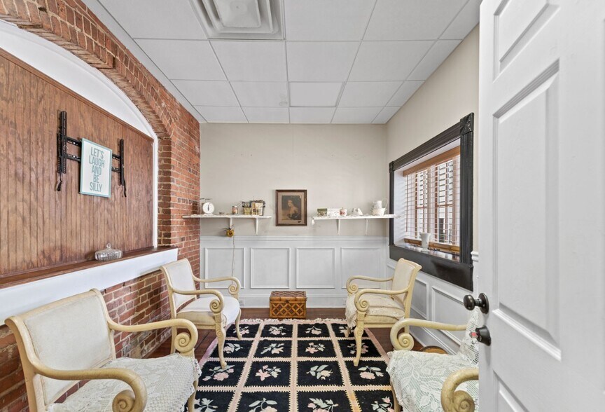 More Photos Of 10 E Washington St, Newnan Storefront Retail Residential For Sale