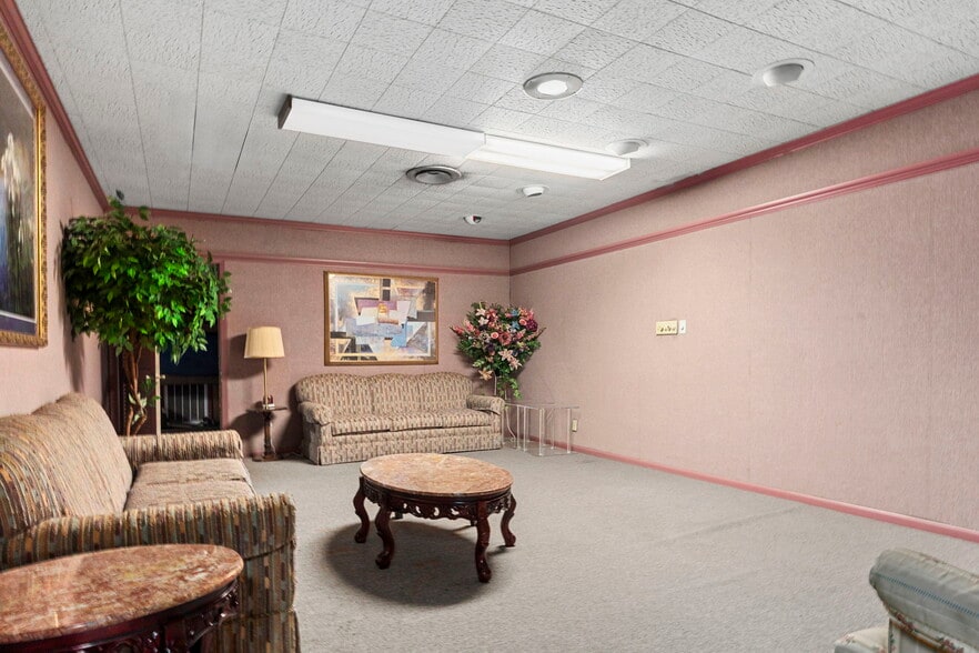 More Photos Of 403 W Sterling St, Baytown Funeral Home For Sale