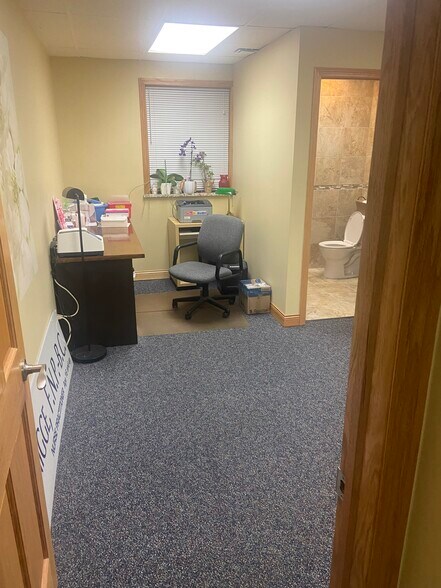 More Photos Of 929 S Main St, Lombard Office For Lease