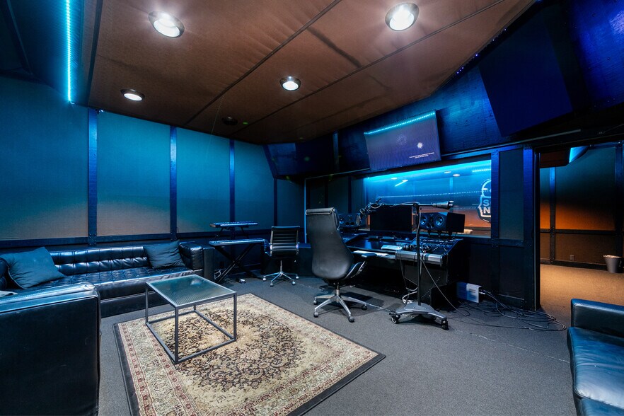 More Photos Of 6900 Melrose Ave, Los Angeles General Retail For Lease