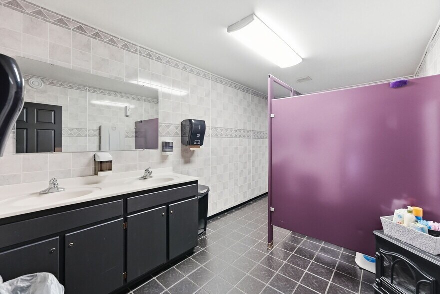 More Photos Of 691 S Main St W, Richmond Restaurant For Sale