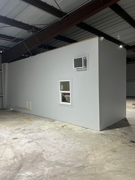 More Photos Of 6229 Dixie Dr, Houston Warehouse For Lease