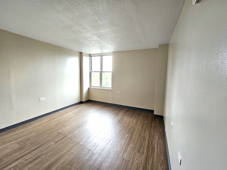 More Photos Of 489 W State St, Trenton Apartments For Lease