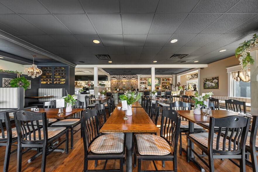 More Photos Of 320 W College St, Pulaski Fast Food For Sale