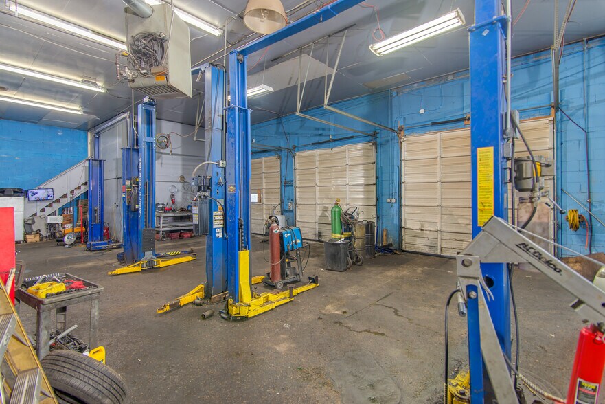 More Photos Of 5788 Van Dyke St, Detroit Auto Repair For Sale