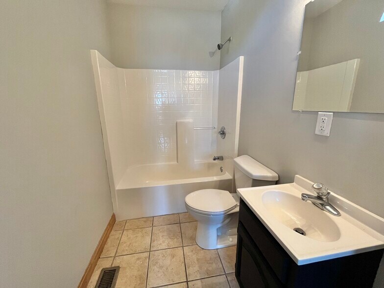 More Photos Of 1085 W Main St, Troy Medical For Sale