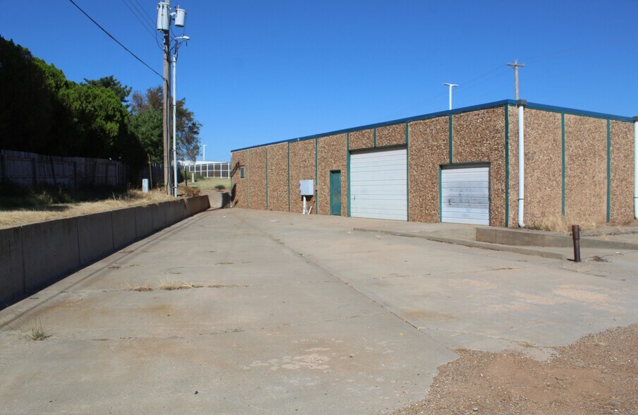 More Photos Of 1421 34th St, Woodward Service For Sale