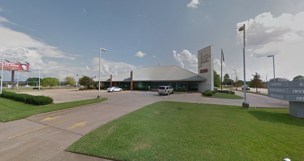 More Photos Of 2141 N Mall Dr, Alexandria Medical For Lease