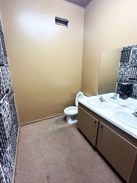 More Photos Of 40 W 100 N, Provo Storefront For Lease