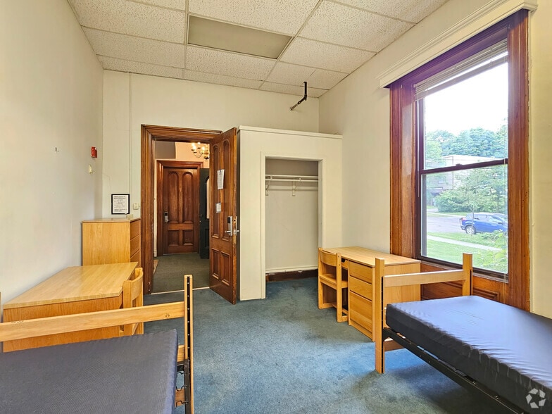More Photos Of 368 College St, Burlington Dormitory For Sale