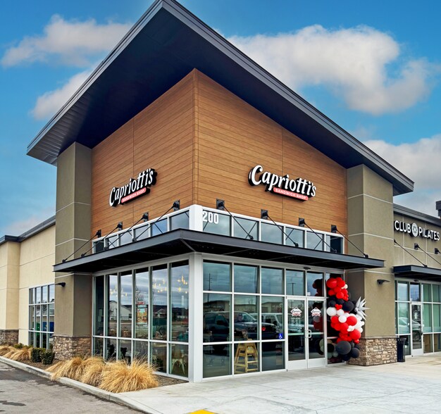 More Photos Of 200 N Highbrook Way, Star Restaurant For Lease