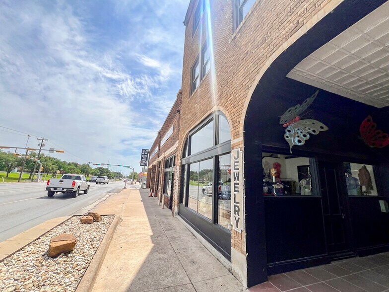 More Photos Of 1305 S 1st St, Abilene General Retail For Sale