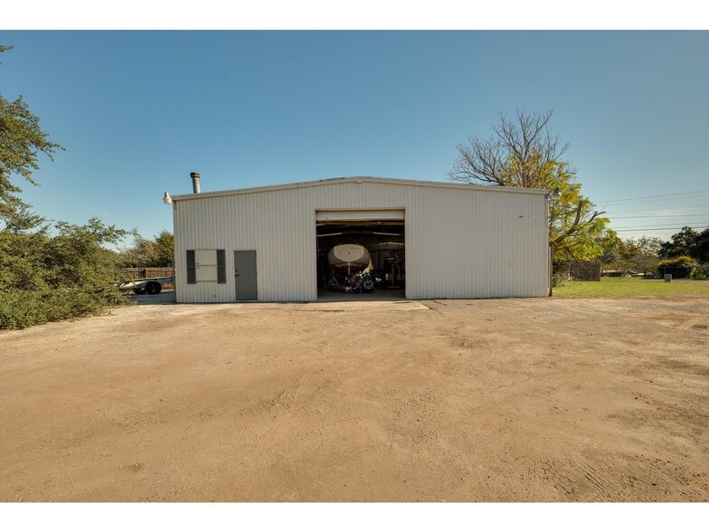 More Photos Of 16110 Lake Travis Dr, Austin Industrial For Lease
