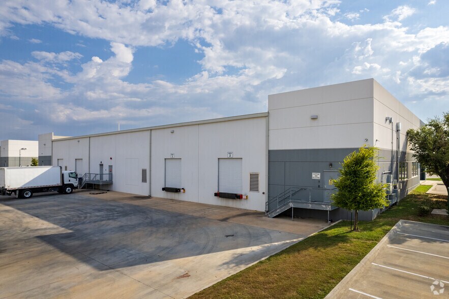 More Photos Of 1617 Scottsdale Dr, Cedar Park Warehouse For Lease