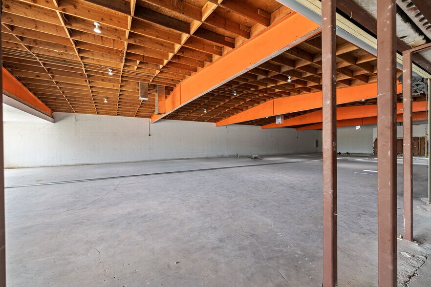 More Photos Of 45151 Oasis St, Indio Freestanding For Lease