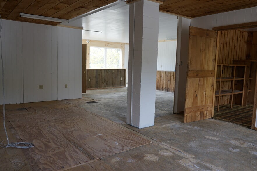 More Photos Of 12 Southmayd St, Campton Freestanding For Sale