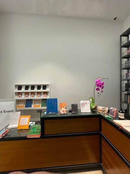 More Photos Of 219 N Elizabeth St, Chicago Showroom For Lease