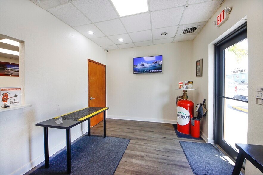 More Photos Of 4003-4015 NE 6th Ave, Oakland Park, Oakland Park Warehouse For Lease