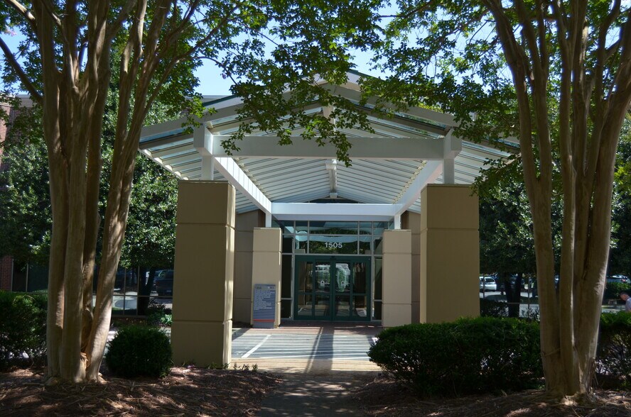 More Photos Of 1505 SW Cary Pky, Cary Medical For Lease