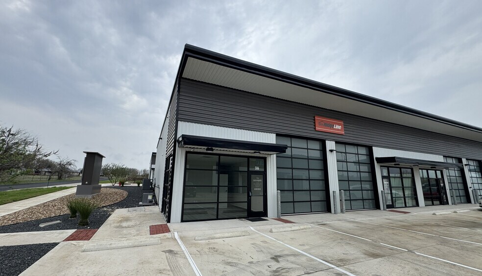 More Photos Of 19832 Panther Dr, Pflugerville Showroom For Lease