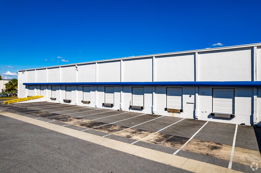 More Photos Of 7575 Chancellor Dr, Orlando Distribution For Lease