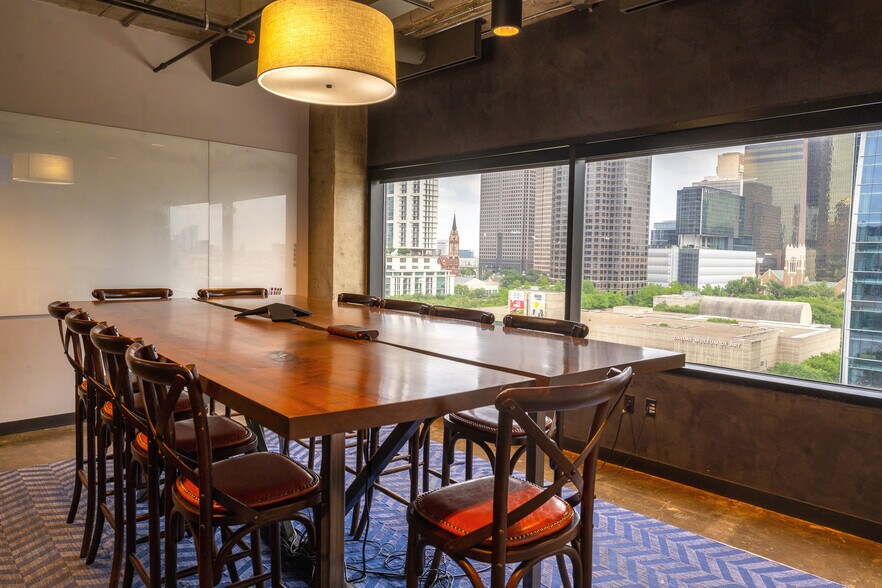 More Photos Of 1845 Woodall Rodgers Fwy, Dallas Office For Lease