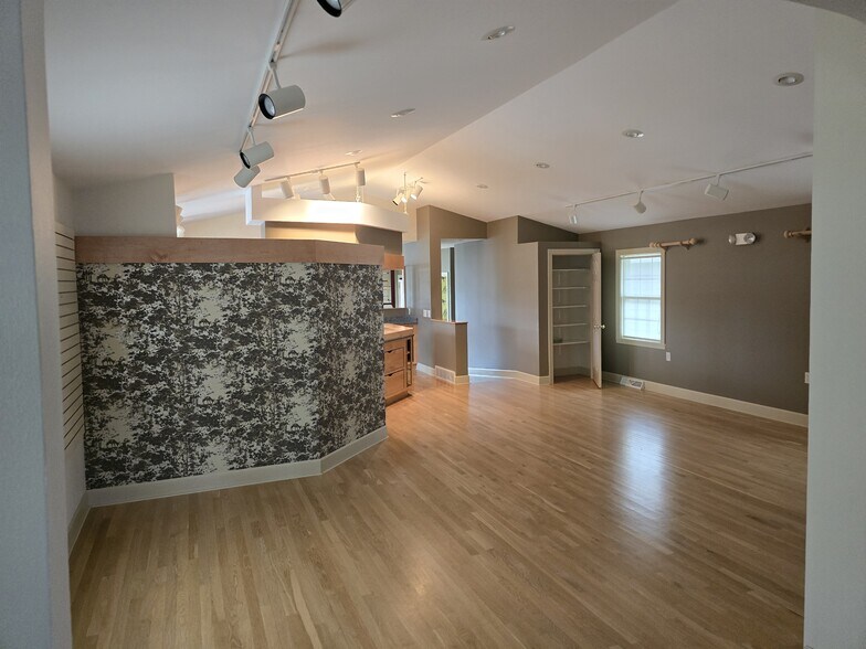 More Photos Of 115 W 6th St, Marshfield Storefront Retail Office For Sale