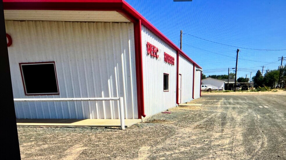 More Photos Of 106 W Richardson St, Sundown Warehouse For Sale